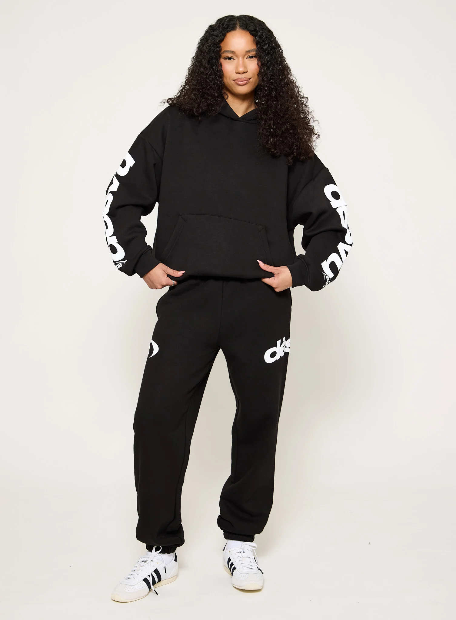 422 Cuffed Joggers - Black - Image 4